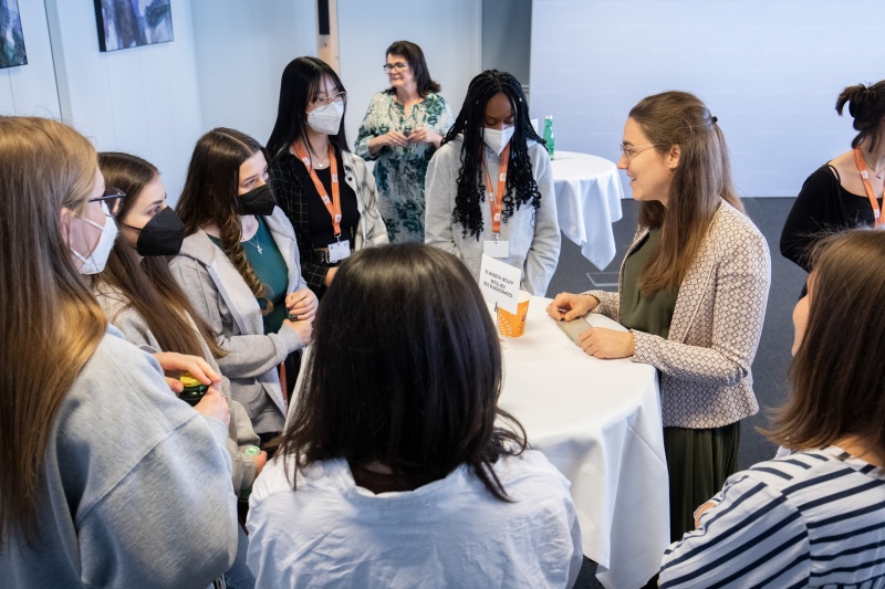 Karrieren im Hohen Haus II: Austausch mit Nationalrätinnen, Bundesrätinnen und der Vizedirektorin der Parlamentsdirektion zum Berufsbild der Mandatarin, den persönlichen Hintergründen und der Motivation in der Politik zu arbeiten. Von rechts:  Bundesrätin Elisabeth Wolff (ÖVP) im Gespräch mit interessierten jungen Frauen.