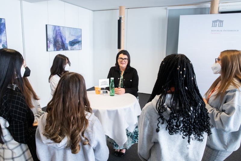 Karrieren im Hohen Haus II: Austausch mit Nationalrätinnen, Bundesrätinnen und der Vizedirektorin der Parlamentsdirektion.  Nationalratsabgeordnete Elisabeth Pfurtscheller (ÖVP) im Gespräch mit interessierten jungen Frauen.