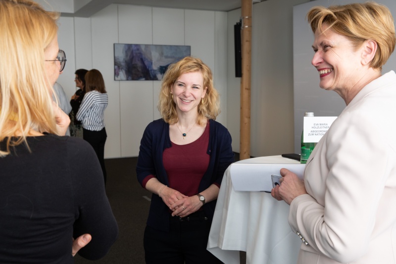 Nationalratsabgeordnete Eva Maria Holzleitner (SPÖ), Parlamentsvizedirektorin Susanne Janistyn-Novák