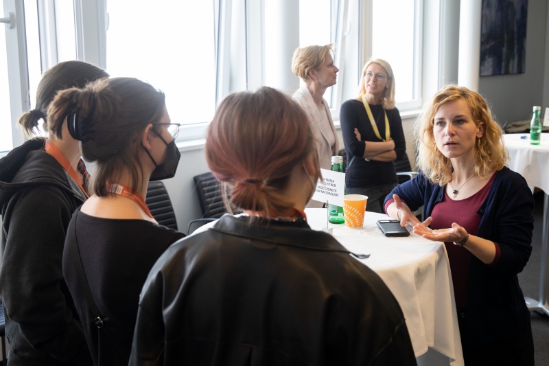 Karrieren im Hohen Haus II: Austausch mit Nationalrätinnen, Bundesrätinnen und der Vizedirektorin der Parlamentsdirektion zum Berufsbild der Mandatarin, den persönlichen Hintergründen und der Motivation in der Politik zu arbeiten. Nationalratsabgeordnete Eva Maria Holzleitner (SPÖ) im Gespräch mit interessierten jungen Frauen.