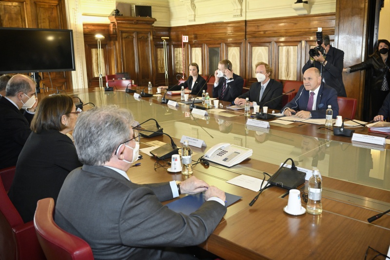 Aussprache mit Innenministerin Luciana Lamorgese. Linke Tischhälfte: Italienische Delegation unter der Leitung von Innenministerin Luciana Lamorgese (Zweite von links). Rechte Tischhälfte: Österreichische Delegation unter der Leitung von Nationalratspräsident Wolfgang Sobotka (ÖVP) (rechts)