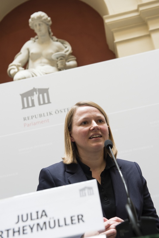 Am Podium: Vienna Center for Electoral Research Universität Wien Julia Partheymüller