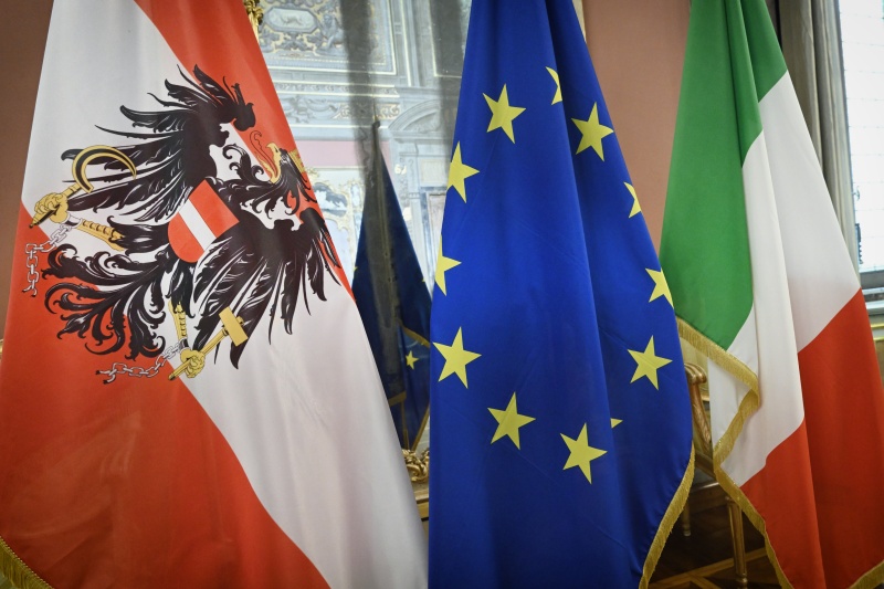 Flaggen von Österreich, Euopäischer Union und Italien