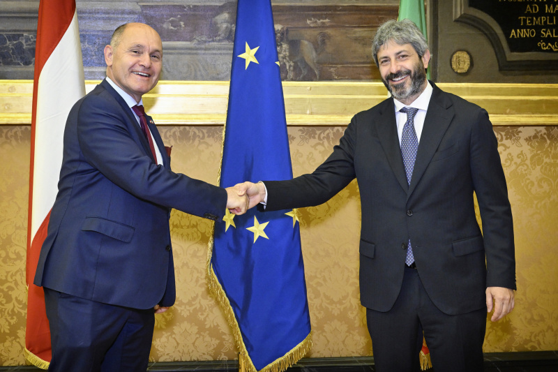 Fahnenfoto. Von links: Nationalratspräsident Wolfgang Sobotka (ÖVP), Präsident der Abgeordnetenkammer Roberto Fico