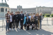 Gruppenfoto mit Bildungsminister Martin Polaschek (ÖVP) und den teilnehmenden Schüler:innen