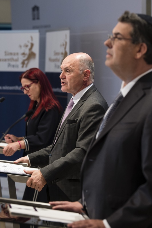 Am Podium von links: Nationalfondsgeneralsekretärin Hannah Lessing, Nationalratspräsident Wolfgang Sobotka (ÖVP), Präsident der Israelitischen Kultusgemeinde Wien Oskar Deutsch