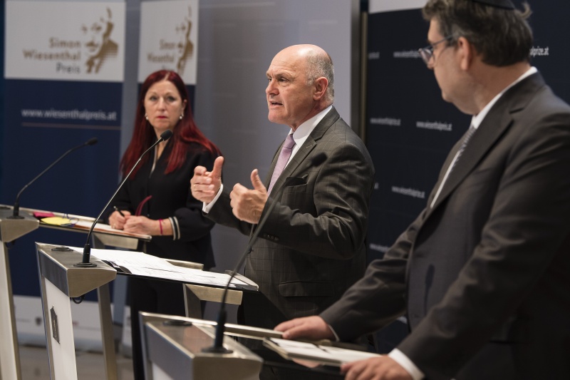 Am Podium von links: Nationalfondsgeneralsekretärin Hannah Lessing, Nationalratspräsident Wolfgang Sobotka (ÖVP), Präsident der Israelitischen Kultusgemeinde Wien Oskar Deutsch