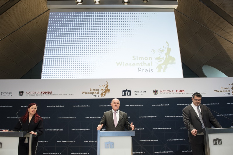 Am Podium von links: Nationalfondsgeneralsekretärin Hannah Lessing, Nationalratspräsident Wolfgang Sobotka (ÖVP), Präsident der Israelitischen Kultusgemeinde Wien Oskar Deutsch