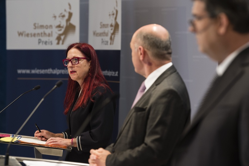 Am Podium von links: Nationalfondsgeneralsekretärin Hannah Lessing, Nationalratspräsident Wolfgang Sobotka (ÖVP), Präsident der Israelitischen Kultusgemeinde Wien Oskar Deutsch