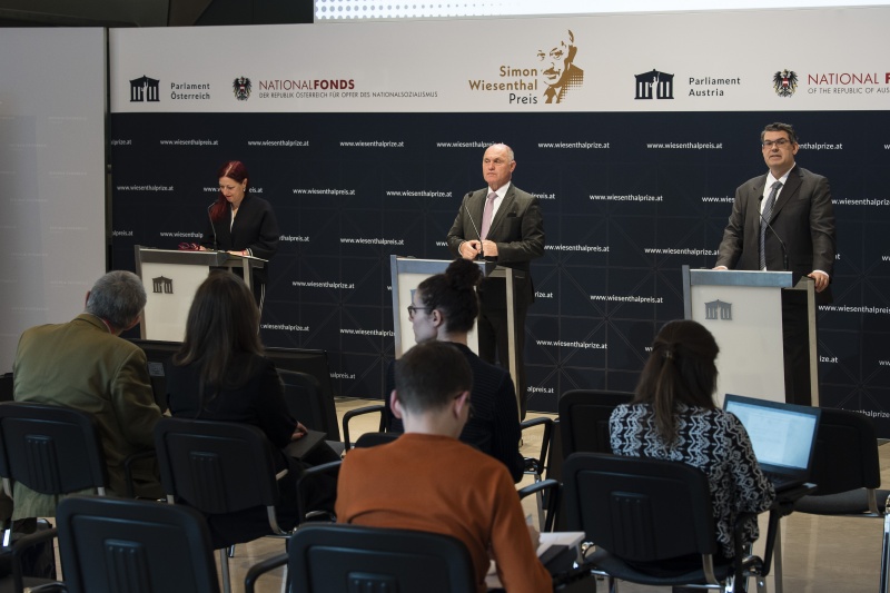 Am Podium von links: Nationalfondsgeneralsekretärin Hannah Lessing, Nationalratspräsident Wolfgang Sobotka (ÖVP), Präsident der Israelitischen Kultusgemeinde Wien Oskar Deutsch