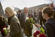 Nationalratspräsident Wolfgang Sobotka (ÖVP) bekommt Blumen beim Lagertor