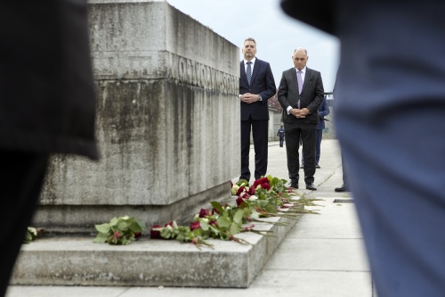 Offizielles Gedenken beim Sarkophag, von rechts: Nationalratspräsident Wolfgang Sobotka (ÖVP), Bundeskanzler Karl Nehammer (ÖVP)