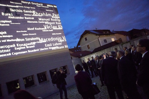 Start von #eachnamematters. An die Außenmauer des Memorials Gusen werden die Namen aller im KZ-System Mauthausen ermordeten Menschen projiziert und ihre Namen verlesen.