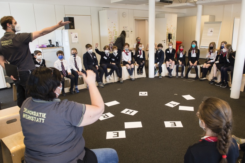 Begrüßung der Schüler:innen der Klasse 4a im Theresianum in der Demokratiewerkstatt