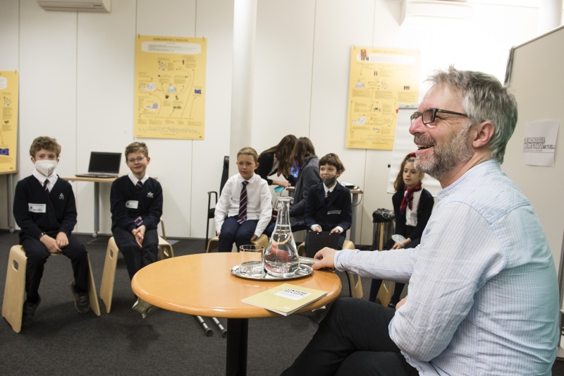 Leiter der Abteilung Parlamentswissenschaftliche Grundsatzarbeit Christoph Konrath mit Schüler:innen der Klasse 4a des Theresianum