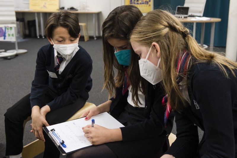 Gruppenarbeit der Schüler:innen der Klasse 4a im Theresianum in der Demokratiewerkstatt