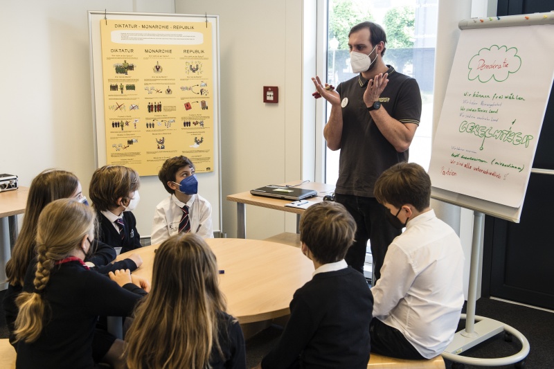 Gruppenarbeit der Schüler:innen der Klasse 4a im Theresianum in der Demokratiewerkstatt