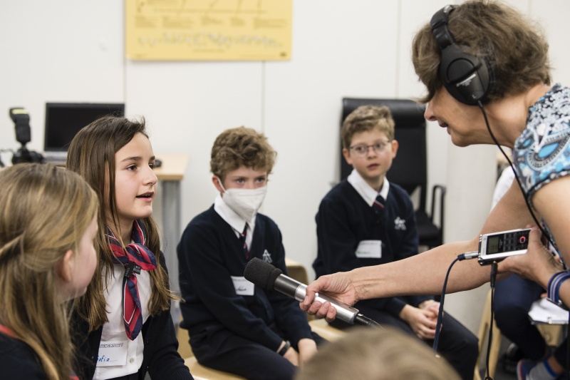 Schüler:innen der Klasse 4a des Theresianum mit Ö1 Redakteurin