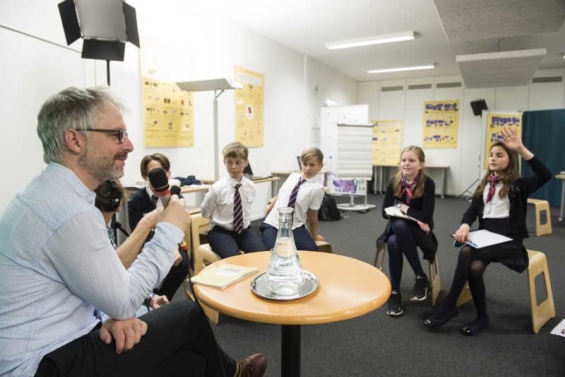 Leiter der Abteilung Parlamentswissenschaftliche Grundsatzarbeit Christoph Konrath mit Schüler:innen der Klasse 4a des Theresianum