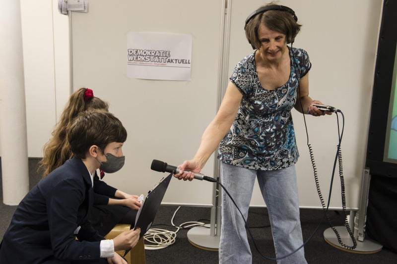 Schüler:innen der Klasse 4a des Theresianum mit Ö1 Redakteurin