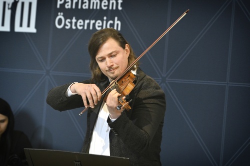 Musikalische Untermalung Viktor Andriichenko