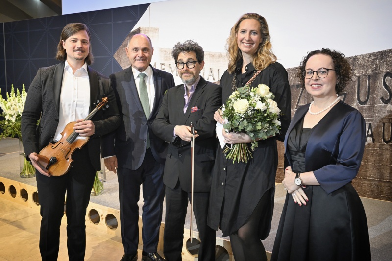 Von links: Viktor Andriichenko, Nationalratspräsident Wolfgang Sobotka (ÖVP), Aliosha Biz, Maxi Blaha, Bundesratspräsidentin Christine Schwarz-Fuchs (ÖVP)