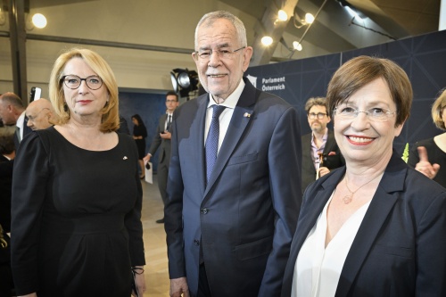Von links: Zweite Nationalratspräsidentin Doris Bures (SPÖ), Bundespräsident Alexander Van der Bellen, Doris Schmidauer