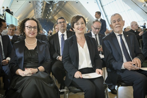 Von links: Bundesratspräsidentin Christine Schwarz-Fuchs (ÖVP),  Doris Schmidauer, Bundespräsident Alexander Van der Bellen