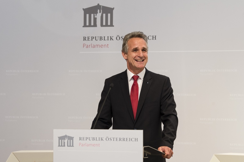 Am Rednerpult: Geschäftsführer Senat der Wirtschaft Johannes Linhart