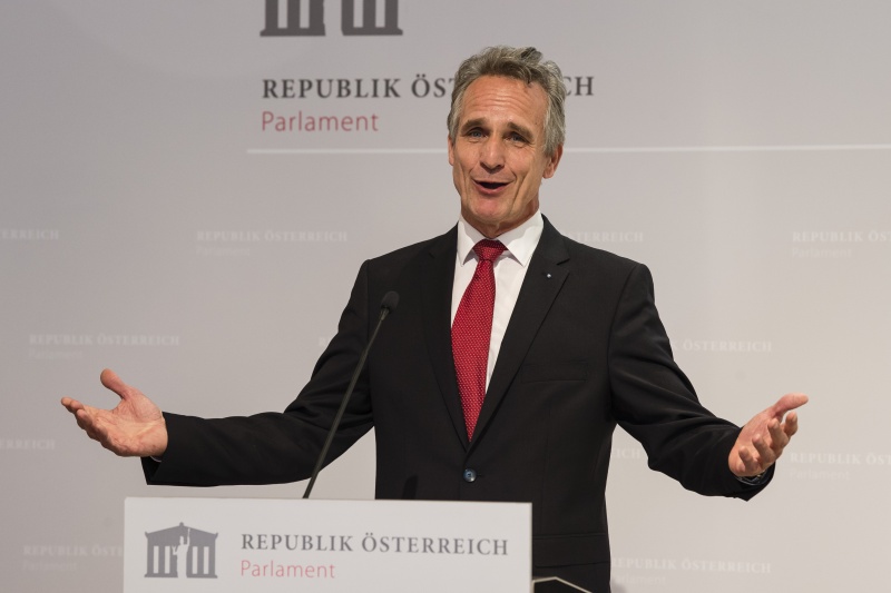 Am Rednerpult: Geschäftsführer Senat der Wirtschaft Johannes Linhart