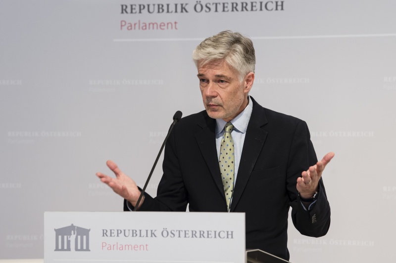 Am Rednerpult: Parlamentsdirektor Harald Dossi