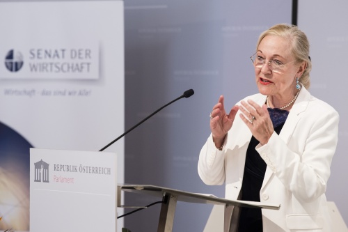 Am Rednerpult: Bundesministerin a.d. Benita Ferrero-Waldner