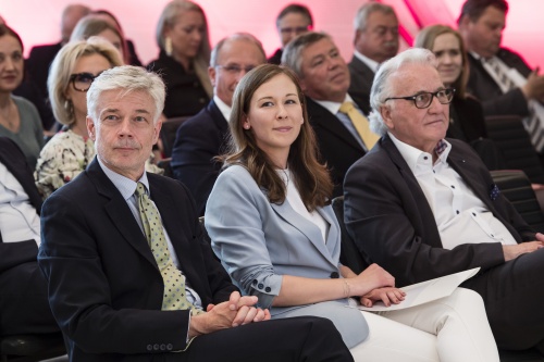 Von links: Parlamentsdirektor Harald Dossi, Staatssekretärin Claudia Plakolm (ÖVP), Vorstandsvorsitzender im Senat der Wirtschaft Hans Harrer