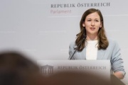 Am Rednerpult: Staatssekretärin Claudia Plakolm (ÖVP)