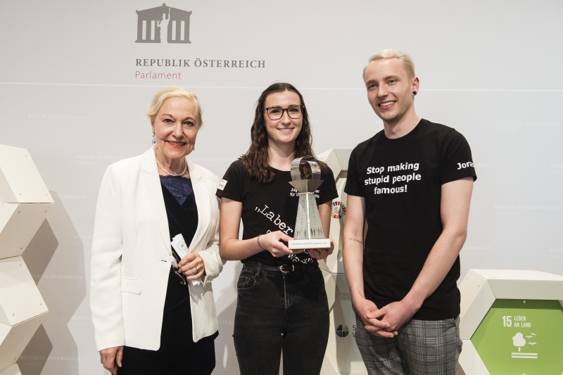 Kategorie „Iniative von und für Jugend“. Von links: Bundesministerin a.d. Benita Ferrero-Waldner, Projektleiterin Nicole Kantner