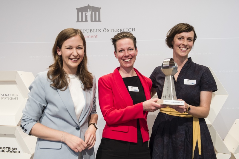 Kategorie „Iniative von und für Jugend“. Von links: Staatssekretärin Claudia Plakolm (ÖVP), Preisträgerin Projektleiterin Schule des Essens Andrea Ficala