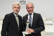 Kategorie „Preis der Jury“. Von links: Parlamentsdirektor Harald Dossi, Vorsitzender der Österreichischen Hagelversicherung Kurt Weinberger 

