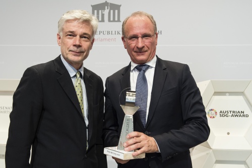 Kategorie „Preis der Jury“. Von links: Parlamentsdirektor Harald Dossi, Vorsitzender der Österreichischen Hagelversicherung Kurt Weinberger 

