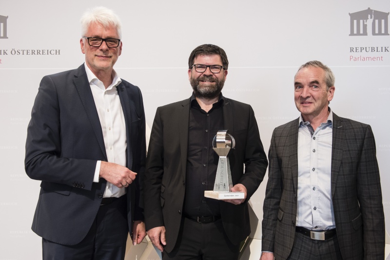 Katategorie „Gemeinden /Gemeindeverbünde. Von links: Laudator Roland Kuras, Preisträger Bürgermeister Gerhard Beer