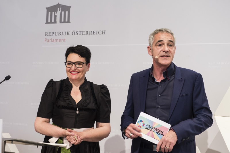 Katategorie „Gemeinden /Gemeindeverbünde. Von links: Laudatorin Regionaldirektorin Senat der Wirtschaft Ulrike Steinmaßl, Moderator Christian Clerici