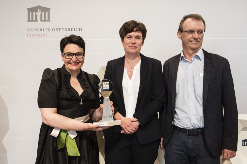 Katategorie „Gemeinden /Gemeindeverbünde". Von links: Regionaldirektorin Senat der Wirtschaft Ulrike Steinmaßl, Preisträgerin Barbara Spöck, Alois Gruber