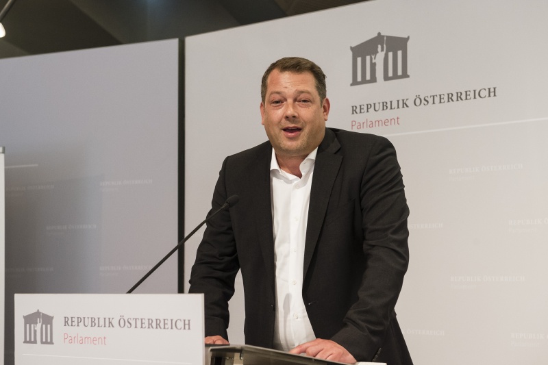 Katategorie „Gemeinden /Gemeindeverbünde". Am Rednerpult: Laudator Günter Köstenberger,