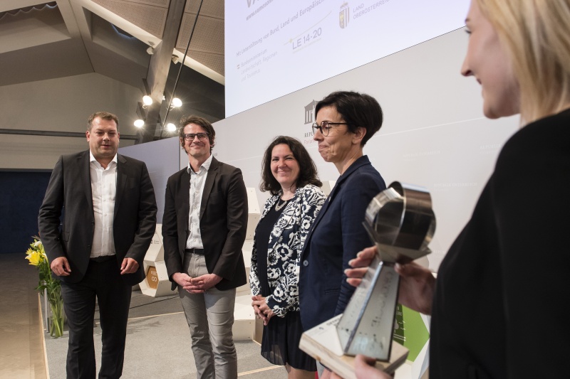 Katategorie „Gemeinden /Gemeindeverbünde". Von links: Laudator Günter Köstenberger, Preisträger Bürgermeister Karl Staudinger