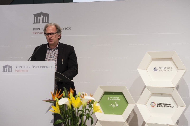 Kategorie "UNTERNEHMEN" . Am Rednerpult: Laudator Axel Dick