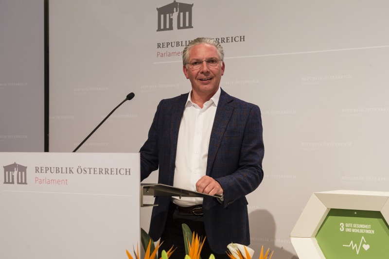 Unterkategorie „Kleine Unternehmen“. Am Rednerpult: Laudator Paul Leitenmüller