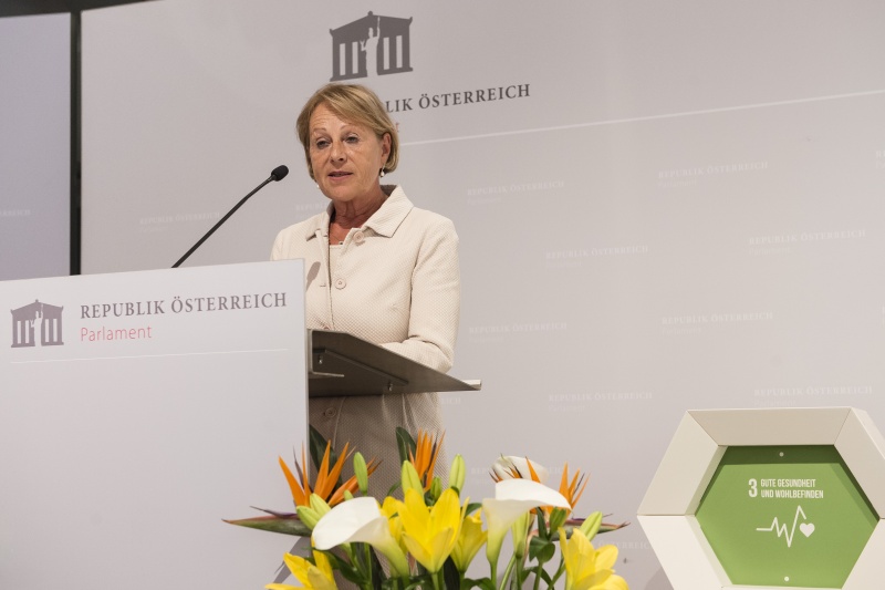 Kategorie „Special Award“. Am Rednerpult: Laudatorin Vorstandsvorsitzende im Senat der Wirtschaft Gabriele Stowasser