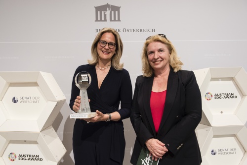 Kategorie „Medien / Journalisten“. Von rechts: Laudatorin Veronika Seitweger, Preisträgerin Barbara Kreisler