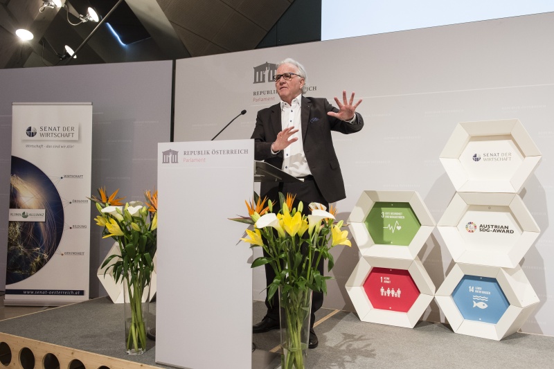 Am Rednerpult: Vorstandsvorsitzender im Senat der Wirtschaft Hans Harrer