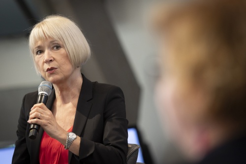 Diskussion mit dem Publikum, am Expert:innenpanel  AMS-Verwaltungsrätin Ursula Krepp
