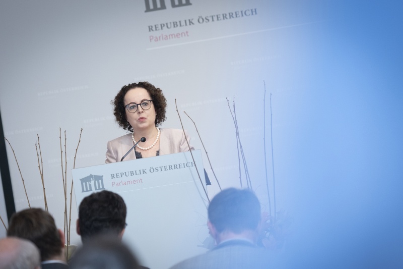 Begrüßung durch Bundesratspräsidentin Christine Schwarz-Fuchs (ÖVP)